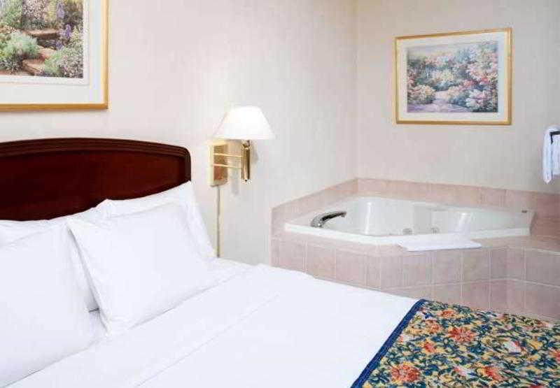 Courtyard Cleveland Independence Hotel Kamer foto